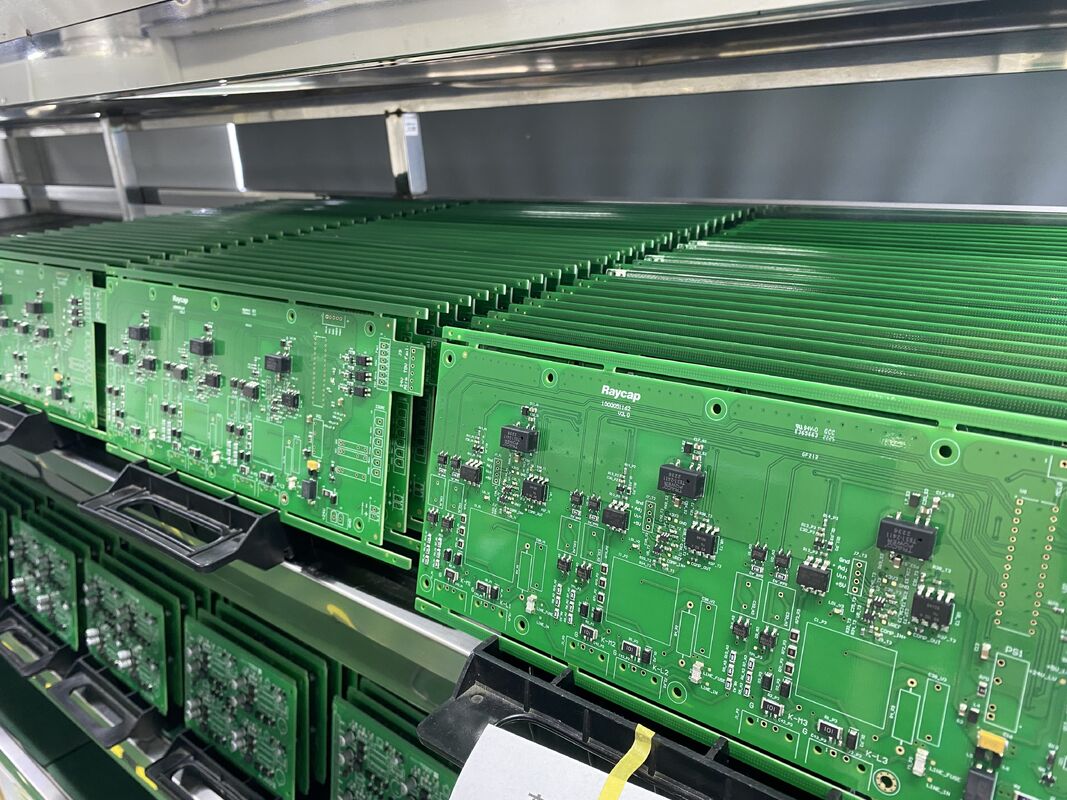 تجميع لوحات الدوائر المطبوعة للاتصالات بقطر ثقب صغير 0.1 مم، 6 طبقات، Tg170 عالي و Tg180 عالي، مُحسّنة لأجهزة الاتصالات